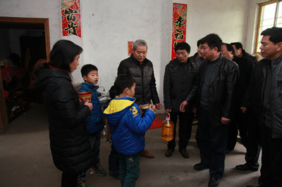 省人大常委会副秘书长、办公厅主任张振球走访慰问定点包村扶贫点